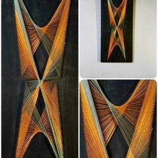 Tableau vintage en bois sur fond noir orné de fils tendus orange et bleu, S70