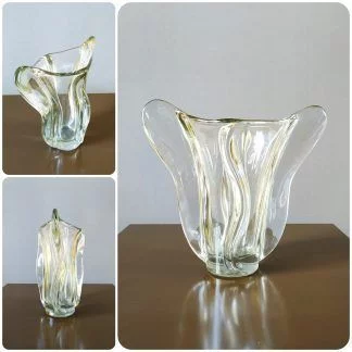 Ancien vase en cristal à relief très décoratif dans le goût de la manufacture Daum, années 1950/60