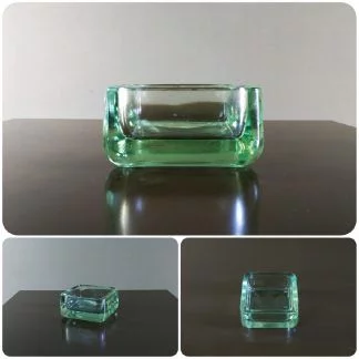 Cendrier vide poche en bloc de verre épais, années 1960-1970. Très joli cendrier vintage décoratif et pratique.
