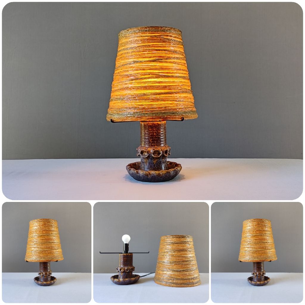 Lampe vintage en céramique et son abat-jour en résine de la Poterie ACCOLAY années 1960.