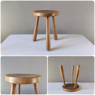 Tabouret tripode en bois tourné, il reprend toutes les caractéristiques du tabouret Berger de Charlotte PERRIAND. French STOOL Berger