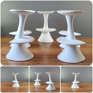 Tabouret design contemporain créé par le STUDIO THESIA-PROGETTI, actif depuis les années 1970. Avec leurs formes organiques et leur finition blanche, ces tabourets s’intègrent parfaitement dans un intérieur moderne ou SPACE-AGE. Idéaux pour un bar, un îlot ou un mange-debout, ils apportent une touche sculpturale et élégante à votre espace