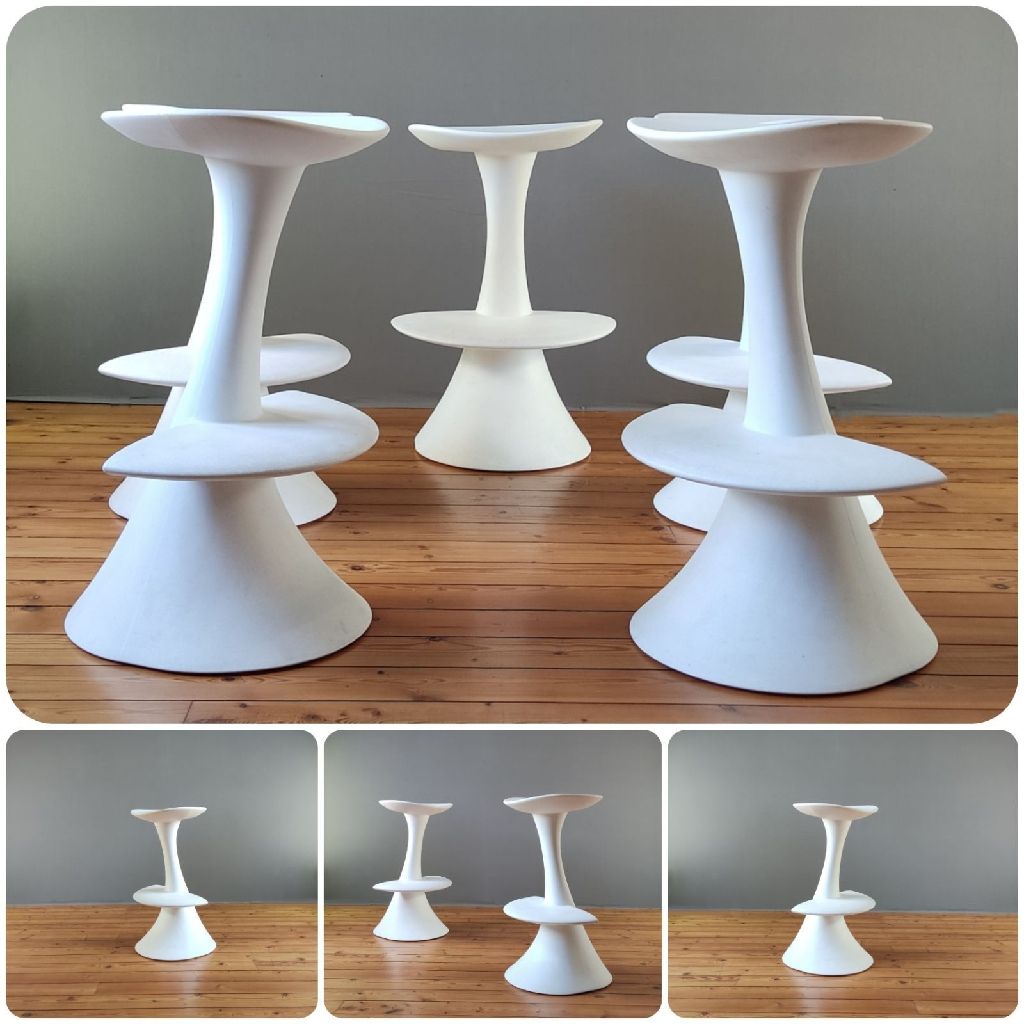 Tabouret design contemporain créé par le STUDIO THESIA-PROGETTI, actif depuis les années 1970. Avec leurs formes organiques et leur finition blanche, ces tabourets s’intègrent parfaitement dans un intérieur moderne ou SPACE-AGE. Idéaux pour un bar, un îlot ou un mange-debout, ils apportent une touche sculpturale et élégante à votre espace