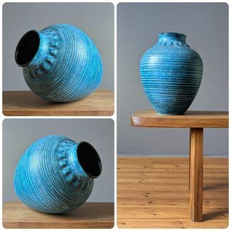 Vase Céramique ACCOLAY French POTTERY en bleu avec des stries horizontales, capturé sous deux angles latéraux et une vue verticale sur une table en bois, sur un mur gris et un sol en bois.