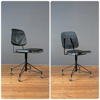 Deux vues d'une chaise de bureau THONET CM231 de Pierre Paulin, de couleur noire, dotée d'une assise et d'un dossier texturés, d'une structure métallique et d'un piètement à cinq branches muni de roulettes.